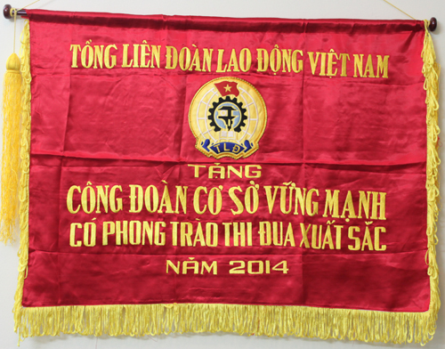 Tổng liên đoàn Lao động Việt Nam tặng cờ