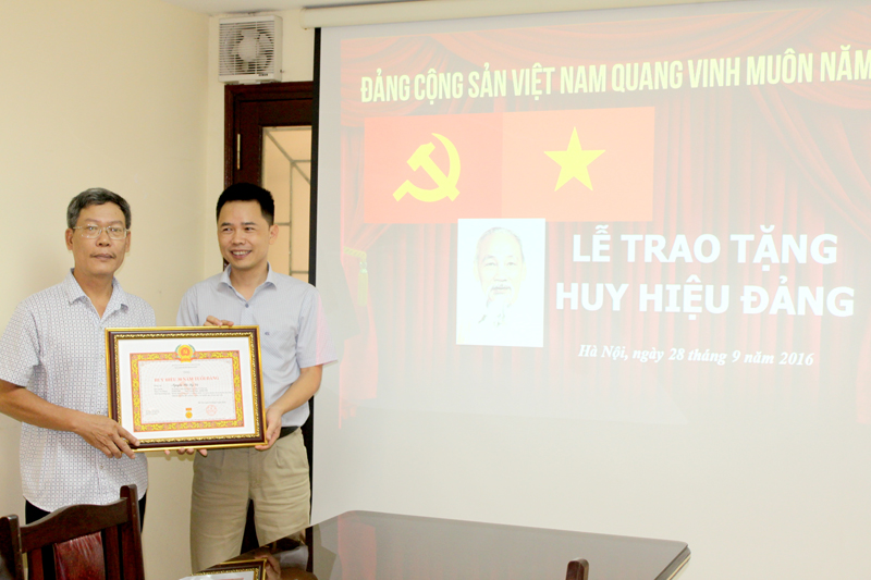 Lễ trao tặng Huy hiệu 30 năm tuổi Đảng.