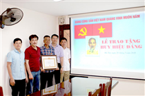Lễ trao tặng Huy hiệu 30 năm tuổi Đảng cho đồng chí Trần Đăng Khoa